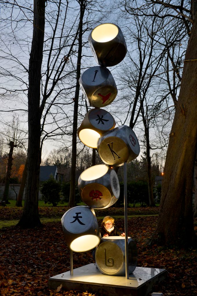 Cube7 — scultura illuminata di notte